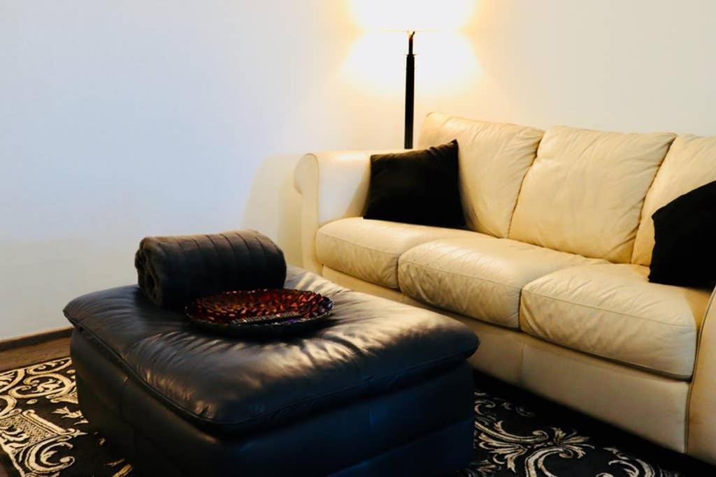 Appartamento Sun Dog Manor Maple Creek Esterno foto