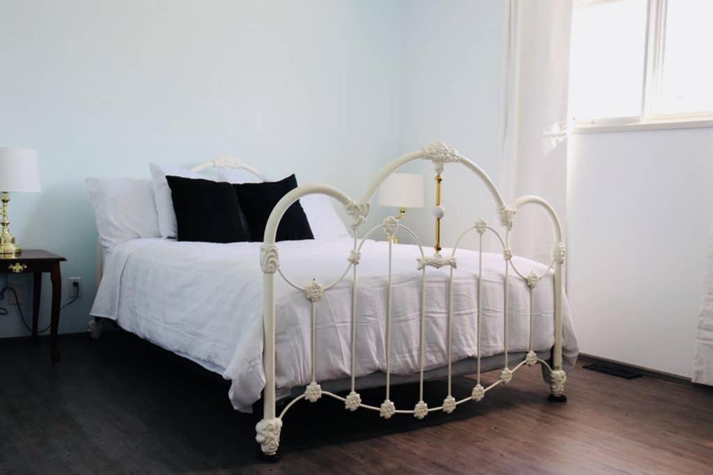 Appartamento Sun Dog Manor Maple Creek Esterno foto